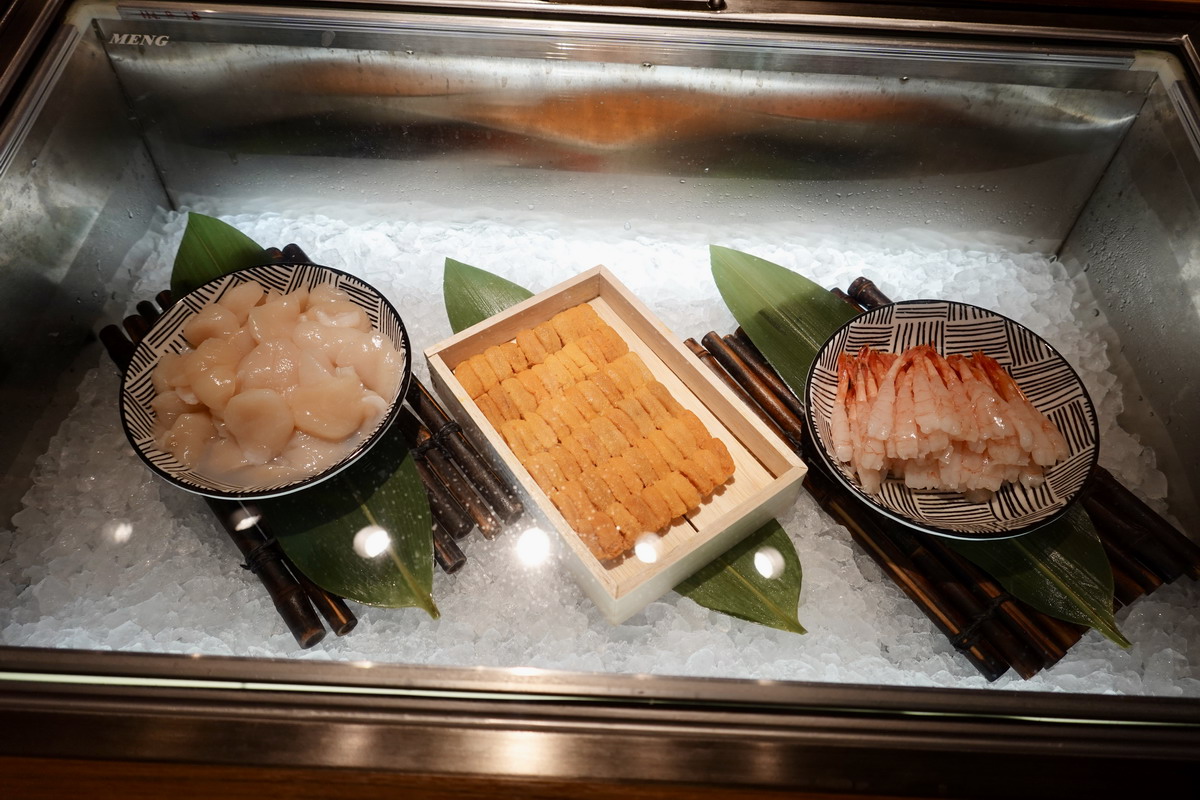 【台北市政府站美食】寒舍艾美酒店探索廚房 2025：餐點全面升級，帝王蟹、龍蝦、干貝、鮑魚、海膽、和牛齊發，飯店頂級吃到飽自助餐 7112