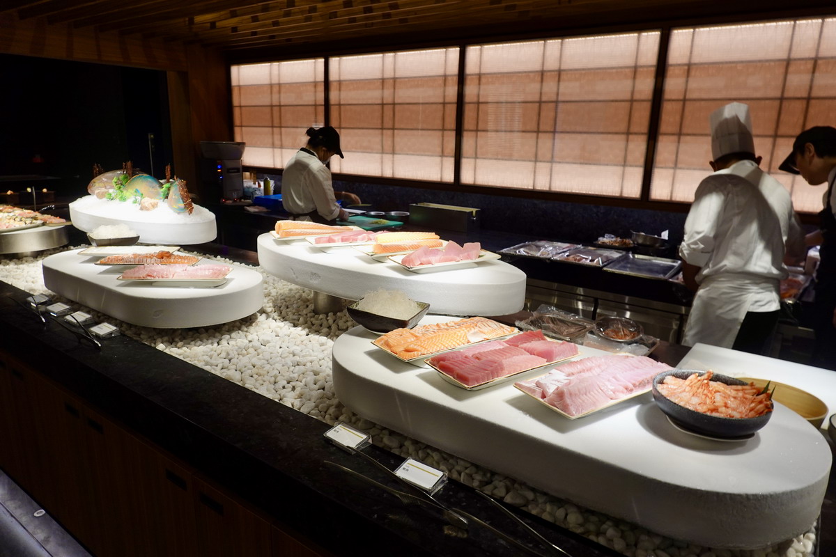 【台北市政府站美食】寒舍艾美酒店探索廚房 2025：餐點全面升級，帝王蟹、龍蝦、干貝、鮑魚、海膽、和牛齊發，飯店頂級吃到飽自助餐 7112