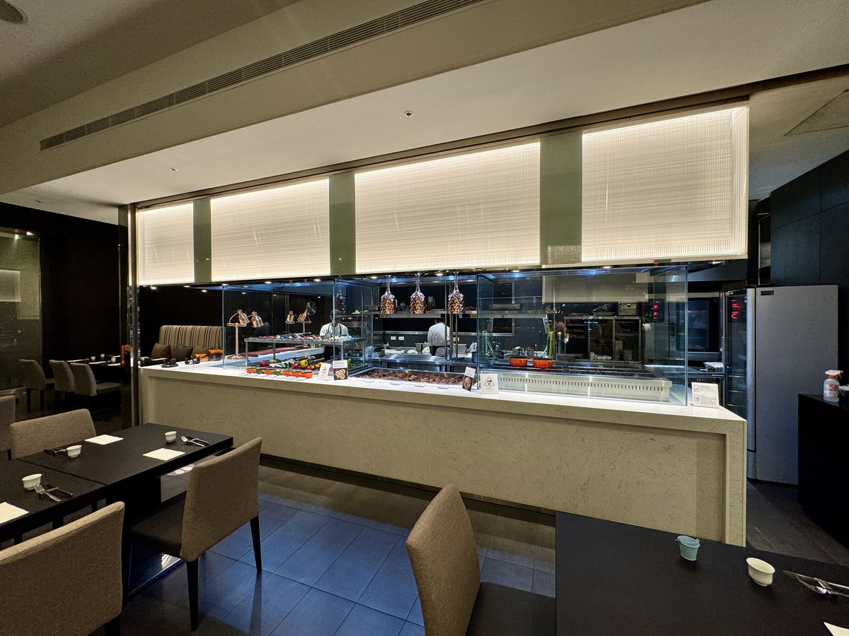 【台北市政府站美食】寒舍艾美酒店探索廚房 2025：餐點全面升級，帝王蟹、龍蝦、干貝、鮑魚、海膽、和牛齊發，飯店頂級吃到飽自助餐 7112