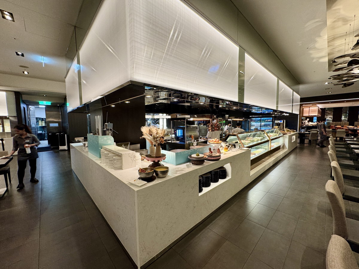 【台北市政府站美食】寒舍艾美酒店探索廚房 2025：餐點全面升級，帝王蟹、龍蝦、干貝、鮑魚、海膽、和牛齊發，飯店頂級吃到飽自助餐 7112