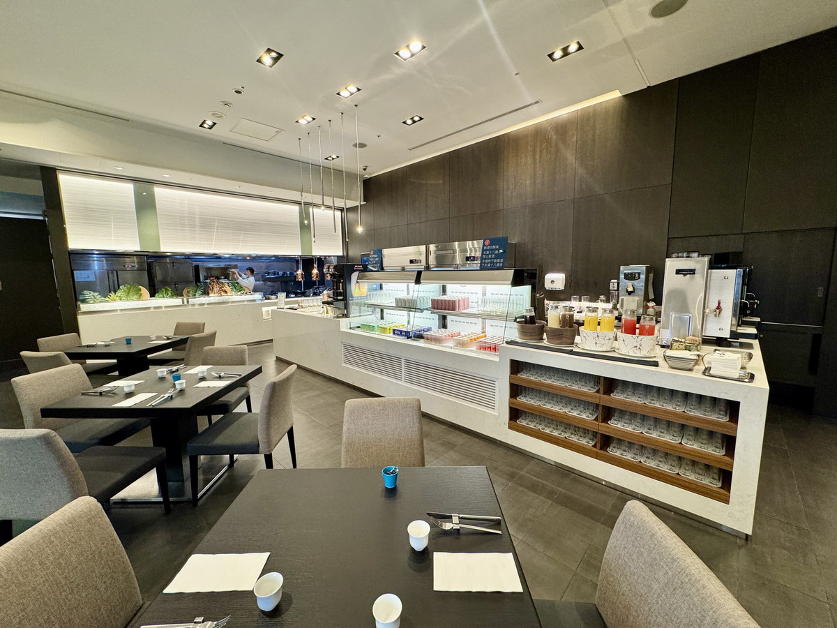 【台北市政府站美食】寒舍艾美酒店探索廚房 2025：餐點全面升級，帝王蟹、龍蝦、干貝、鮑魚、海膽、和牛齊發，飯店頂級吃到飽自助餐 7112