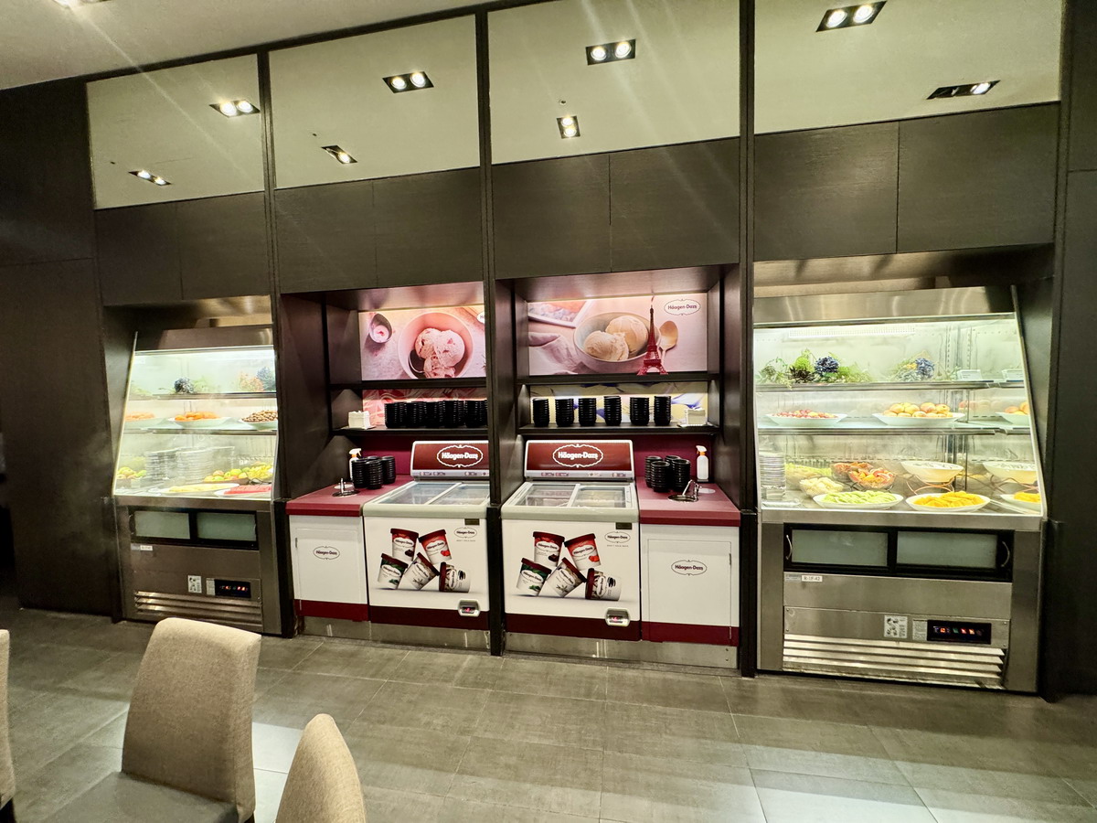 【台北市政府站美食】寒舍艾美酒店探索廚房 2025：餐點全面升級，帝王蟹、龍蝦、干貝、鮑魚、海膽、和牛齊發，飯店頂級吃到飽自助餐 7112