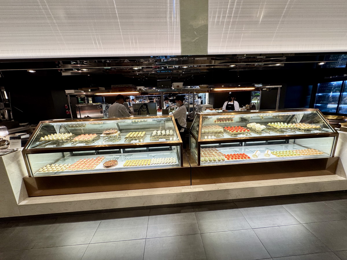 【台北市政府站美食】寒舍艾美酒店探索廚房 2025：餐點全面升級，帝王蟹、龍蝦、干貝、鮑魚、海膽、和牛齊發，飯店頂級吃到飽自助餐 7112