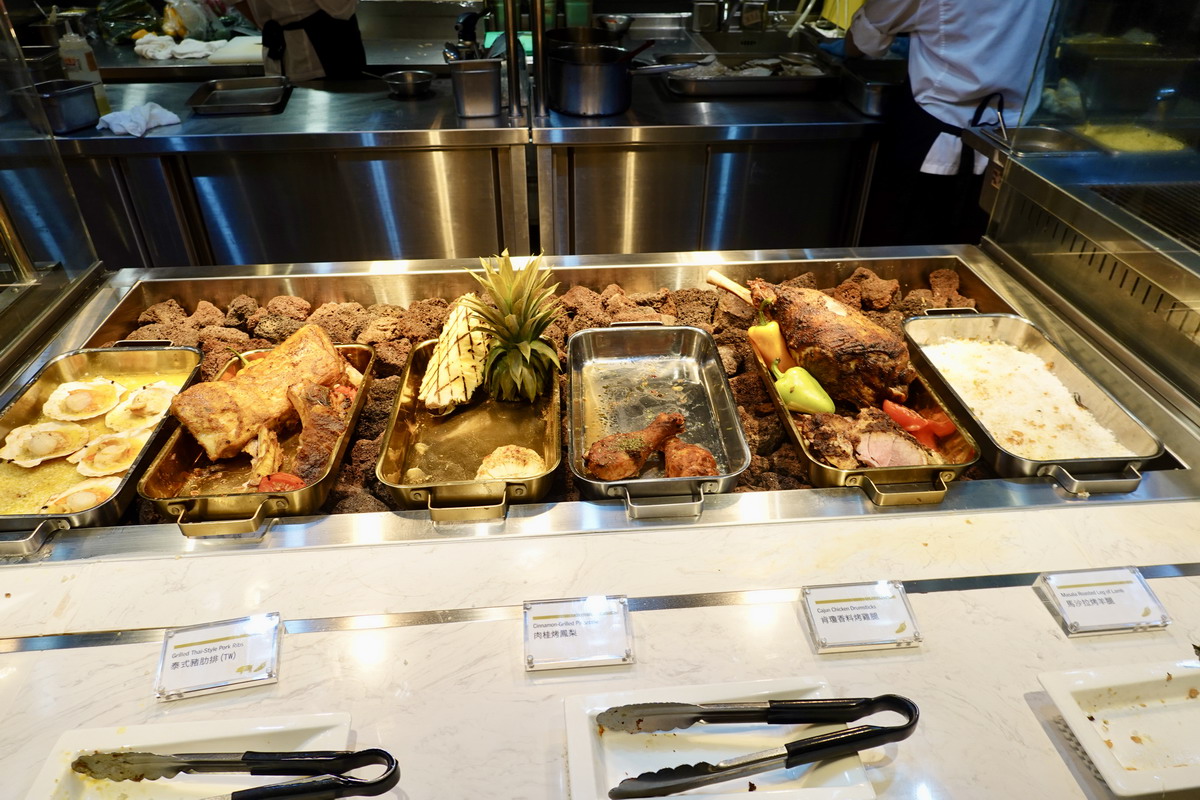 【台北市政府站美食】寒舍艾美酒店探索廚房 2025：餐點全面升級，帝王蟹、龍蝦、干貝、鮑魚、海膽、和牛齊發，飯店頂級吃到飽自助餐 7112