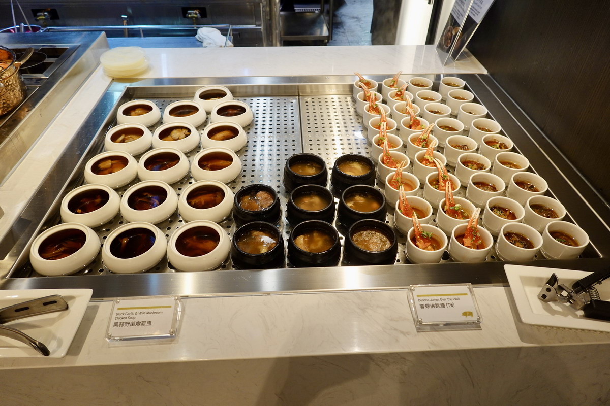 【台北市政府站美食】寒舍艾美酒店探索廚房 2025：餐點全面升級，帝王蟹、龍蝦、干貝、鮑魚、海膽、和牛齊發，飯店頂級吃到飽自助餐 7112