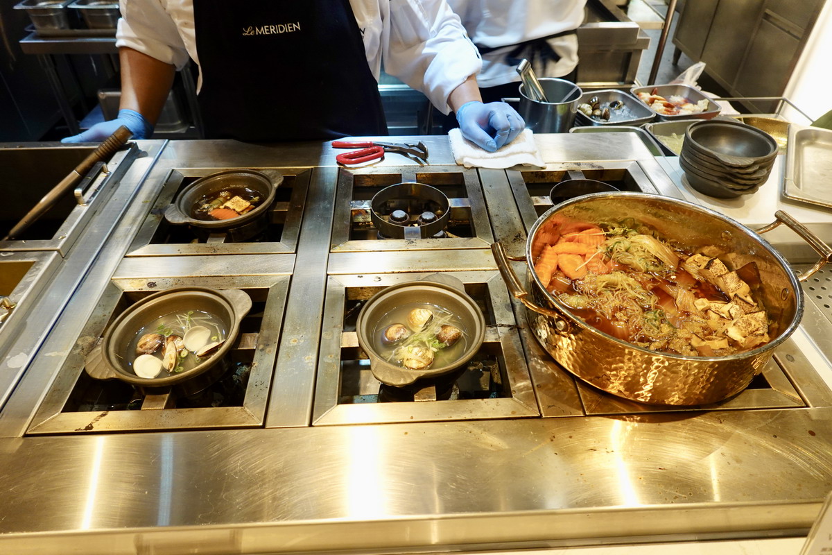 【台北市政府站美食】寒舍艾美酒店探索廚房 2025：餐點全面升級，帝王蟹、龍蝦、干貝、鮑魚、海膽、和牛齊發，飯店頂級吃到飽自助餐 7112