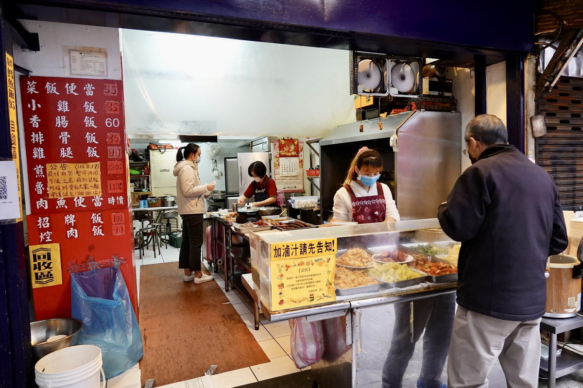 【台北西門站美食】阿順排骨 2024：台北市中心超高CP值排骨便當店，隱藏在菜市場小巷中，每到中午必排隊，還有受歡迎的小雞飯，老饕都點招牌飯 6397