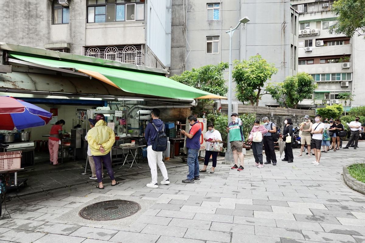 【台北南京復興站美食】阿財彰化肉圓 2025：台北超人氣排隊肉圓，安東街肉圓兄弟店，肉圓控必吃 6969