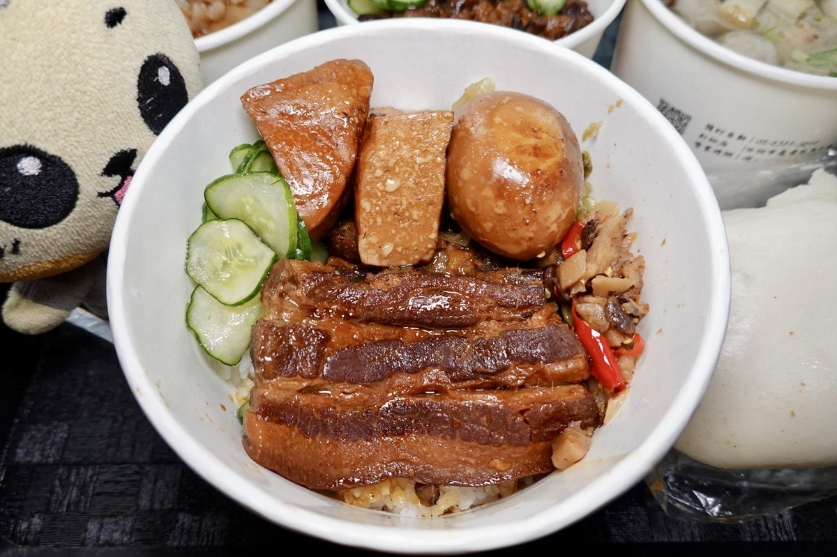 【台北龍山寺站美食】一甲子餐飲：艋舺祖師廟前的排隊台灣味焢肉飯，米其林必比登，還有刈包、油條魚丸湯、麻豆碗粿 5846