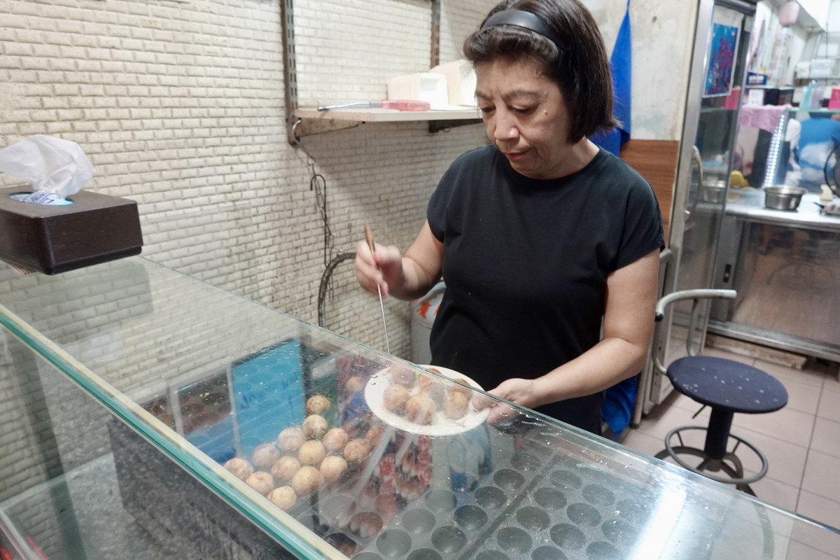 【台北松山站美食】大阪屋章魚燒 2024：正宗關西大阪章魚燒就是這樣軟軟的啦！愛與思念的章魚燒，一口到日本（近饒河街夜市）6527