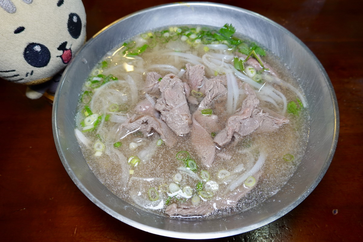 【台北南京三民站美食】河內河粉 2025:老牌越南河粉的燙牛肉粉嫩,湯頭清香甘甜,平價上班族B級美食 7024 【台北南京三民站美食】河內河粉 2025:老牌越南河粉的燙牛肉粉嫩,湯頭清香甘甜,平價上班族B級美食 7024