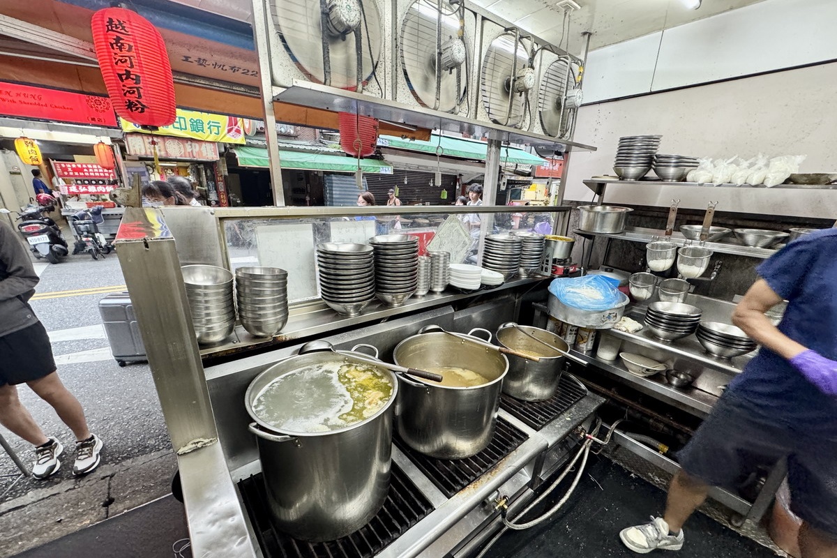 【台北南京三民站美食】河內河粉 2025:老牌越南河粉的燙牛肉粉嫩,湯頭清香甘甜,平價上班族B級美食 7024 【台北南京三民站美食】河內河粉 2025:老牌越南河粉的燙牛肉粉嫩,湯頭清香甘甜,平價上班族B級美食 7024