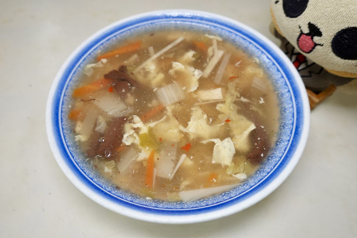 【台北南京復興站美食】青島餃子館 2025:堅持手工桿餃子皮,鐵皮屋裡的30年眷村風味餃子館 7055 【台北南京復興站美食】青島餃子館 2025:堅持手工桿餃子皮,鐵皮屋裡的30年眷村風味餃子館 7055