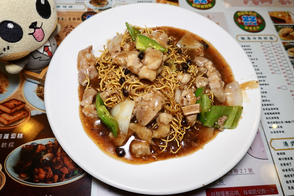 【台北忠孝敦化站美食】波記茶餐廳 2025：一秒到香港，重現香港70年代冰室風情，干炒牛河、XO醬炒公仔麵、港式點心、絲襪奶茶都是滿滿港味 7115