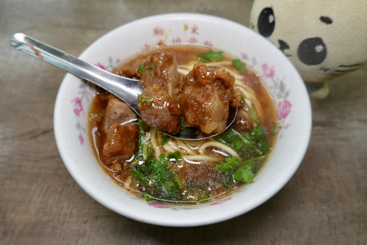 【台北龍山寺站美食】豐原清水排骨麵 2026：萬華龍山寺旁的樸實古早味，排骨酥先炸再蒸，軟爛入味，很有台灣味 7382