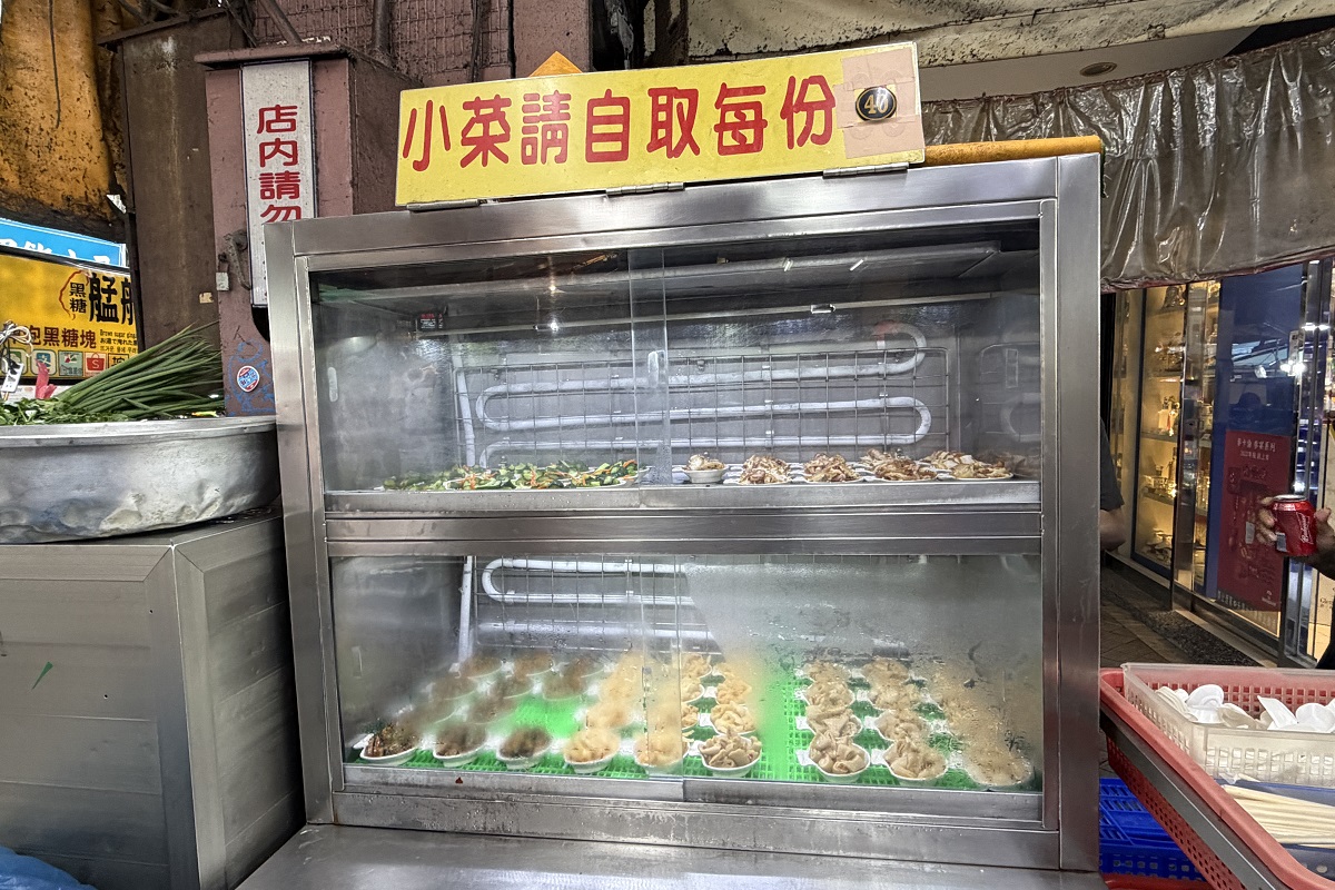 【台北龍山寺站美食】豐原清水排骨麵 2026：萬華龍山寺旁的樸實古早味，排骨酥先炸再蒸，軟爛入味，很有台灣味 7382