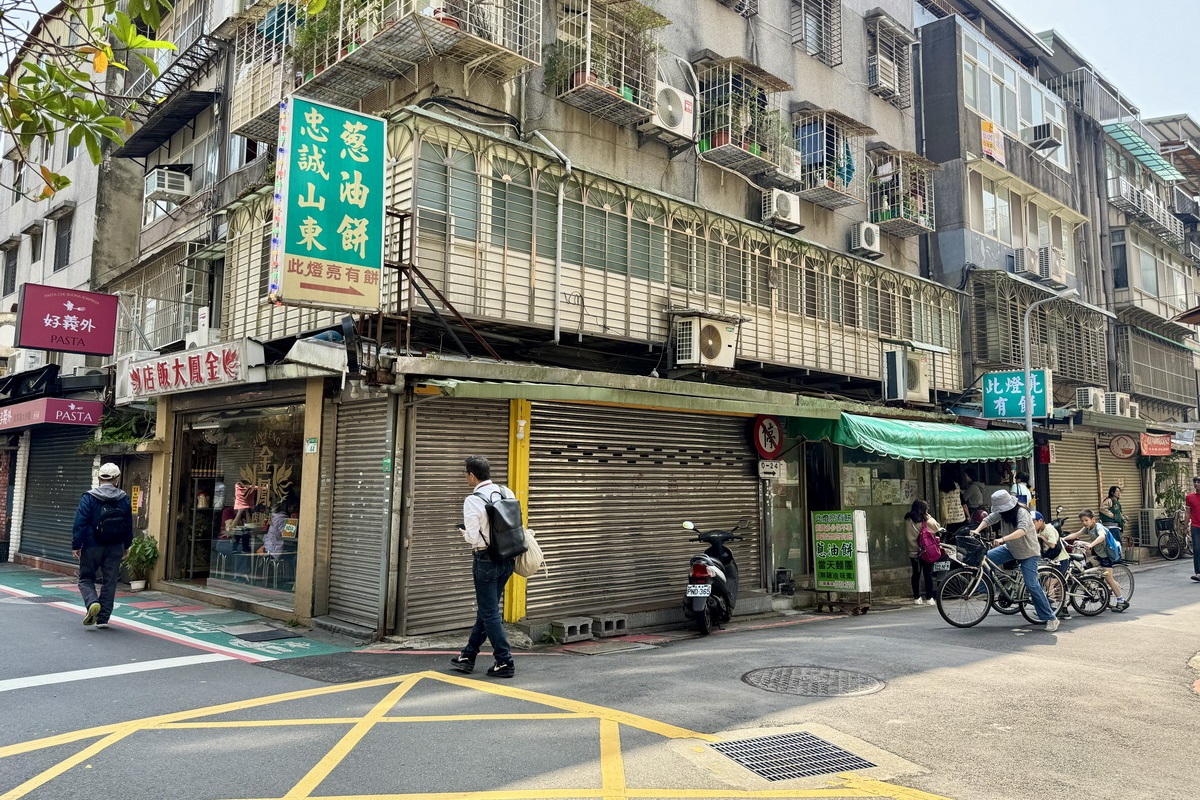 【台北科技大樓站美食】忠誠山東蔥油餅-此燈亮有餅:能賣多少沽不準,燈亮就有餅!傳統蔥油餅與大餅捲牛肉 5215 【台北科技大樓站美食】忠誠山東蔥油餅-此燈亮有餅:能賣多少沽不準,燈亮就有餅!傳統蔥油餅與大餅捲牛肉 5215