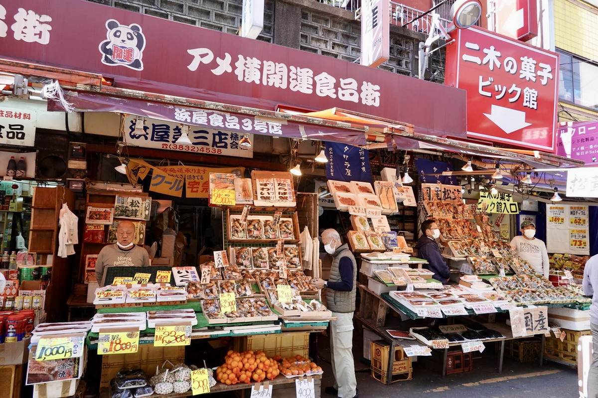 【日本東京上野旅遊】阿美橫丁 Ameyoko：東京必逛觀光商店街，庶民平價購物區，日常生活用品、藥庄、服飾、漁市場、水果、平價小吃、居酒屋 5325