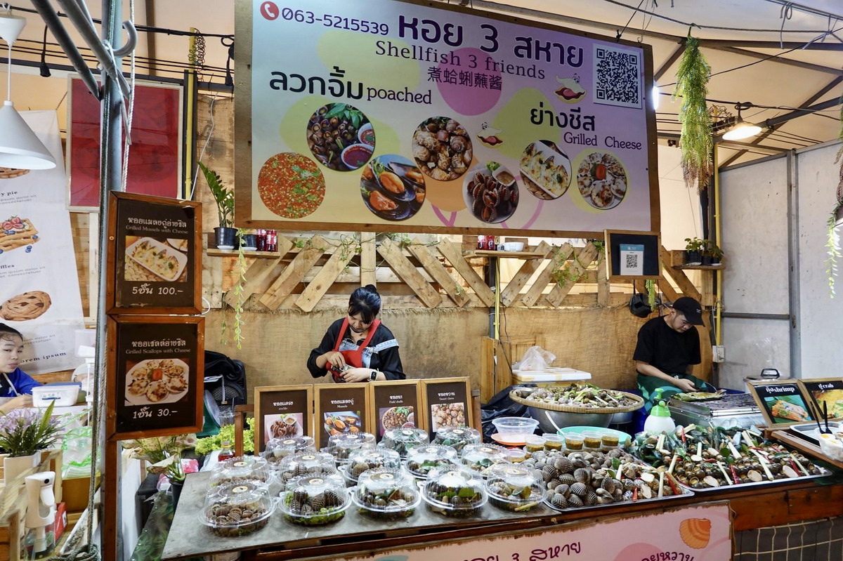 【泰國曼谷旅遊】喬德夜市 JODD FAIRS：泰國最紅水果西施和火山排骨都在這裡，曼谷必逛超熱門夜市！鄰近地鐵站交通方便，原拉差達火車夜市團隊經營，吃爆泰國小吃 5335