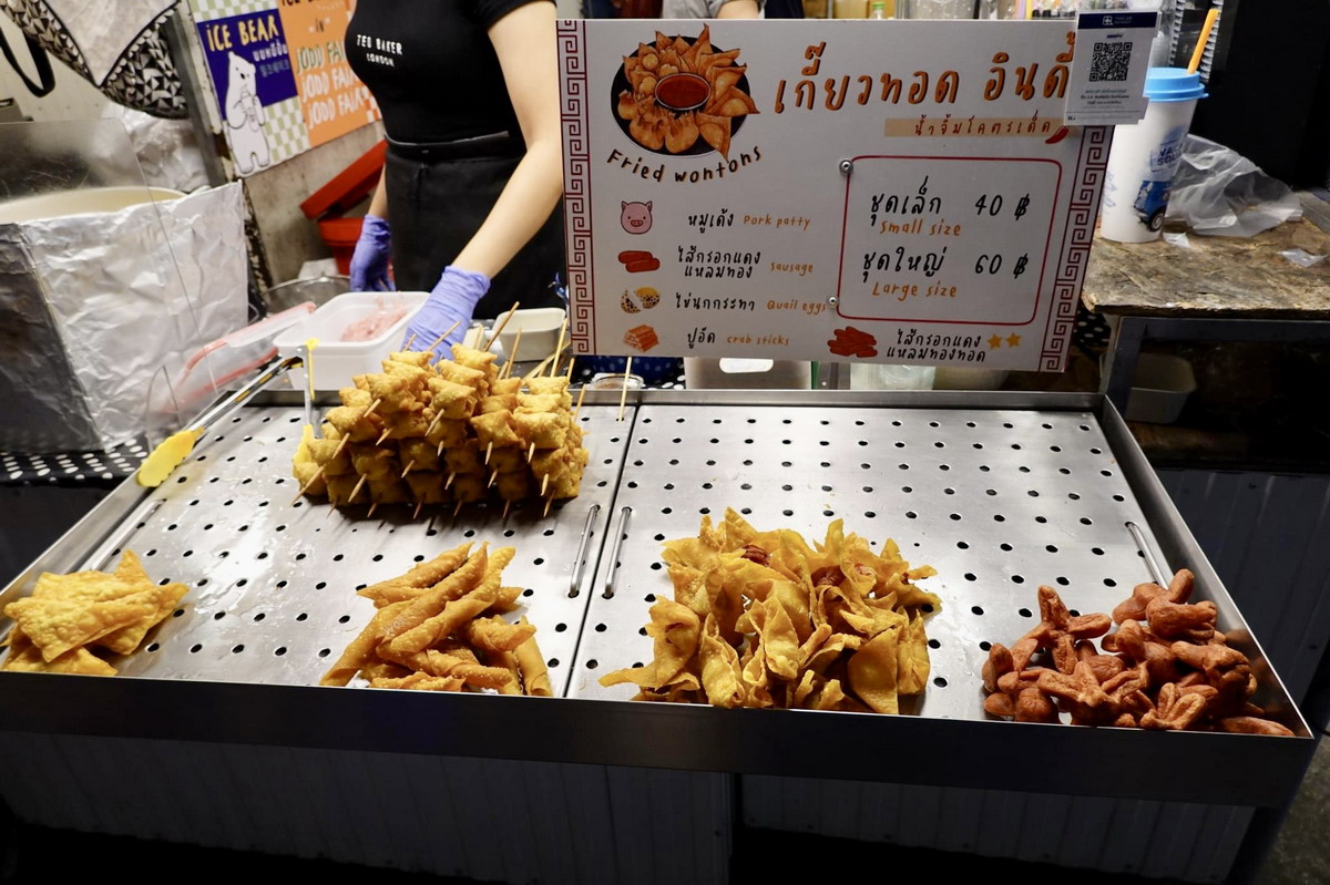 【泰國曼谷旅遊】喬德夜市 JODD FAIRS：泰國最紅水果西施和火山排骨都在這裡，曼谷必逛超熱門夜市！鄰近地鐵站交通方便，原拉差達火車夜市團隊經營，吃爆泰國小吃 5335
