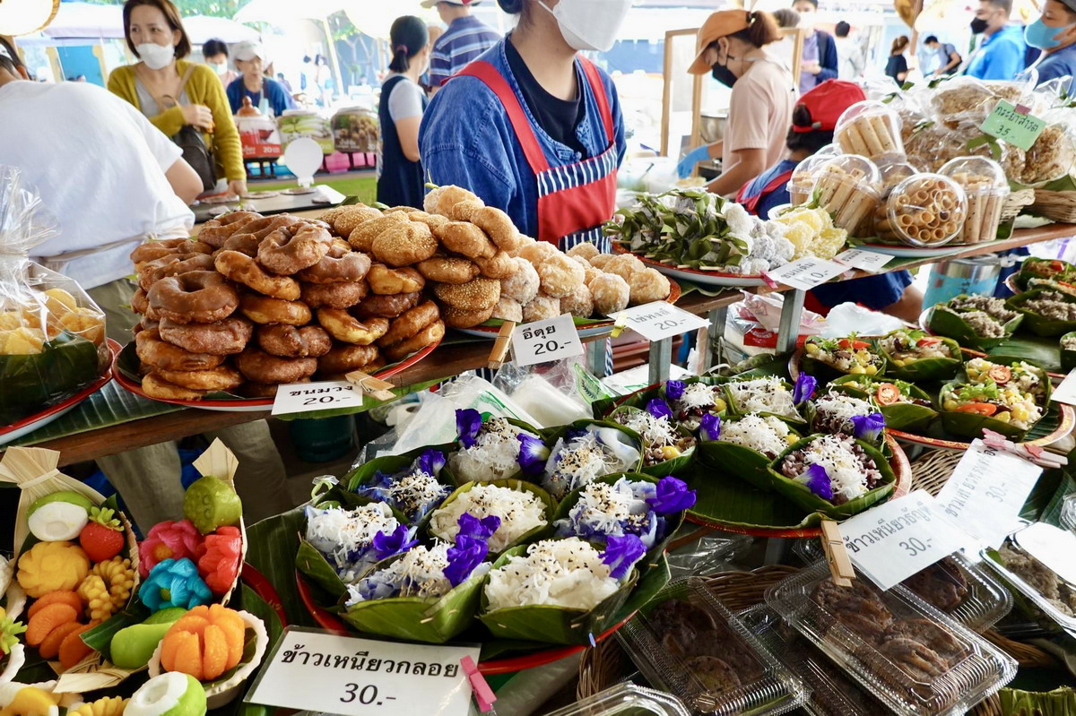 【泰國清邁府旅遊】清邁必逛新景點，清邁週末農夫市集 Jing Jai Farmer’s Market：週六週日限定，文創與農夫市集，服飾、手工藝品、手作小物與當地人的美食，好逛好買好吃，來這邊吃個早餐吧！5340