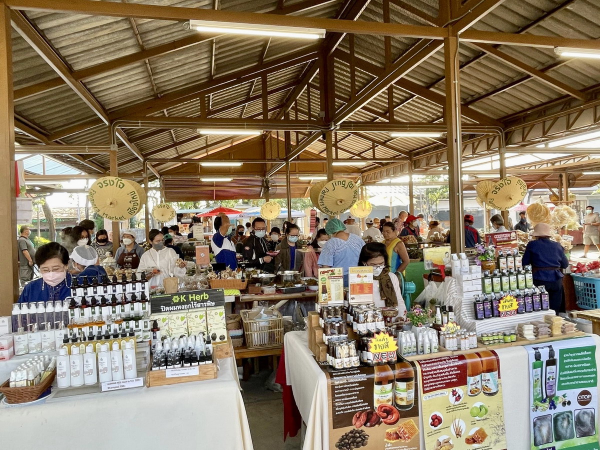 【泰國清邁府旅遊】清邁必逛新景點，清邁週末農夫市集 Jing Jai Farmer’s Market：週六週日限定，文創與農夫市集，服飾、手工藝品、手作小物與當地人的美食，好逛好買好吃，來這邊吃個早餐吧！5340