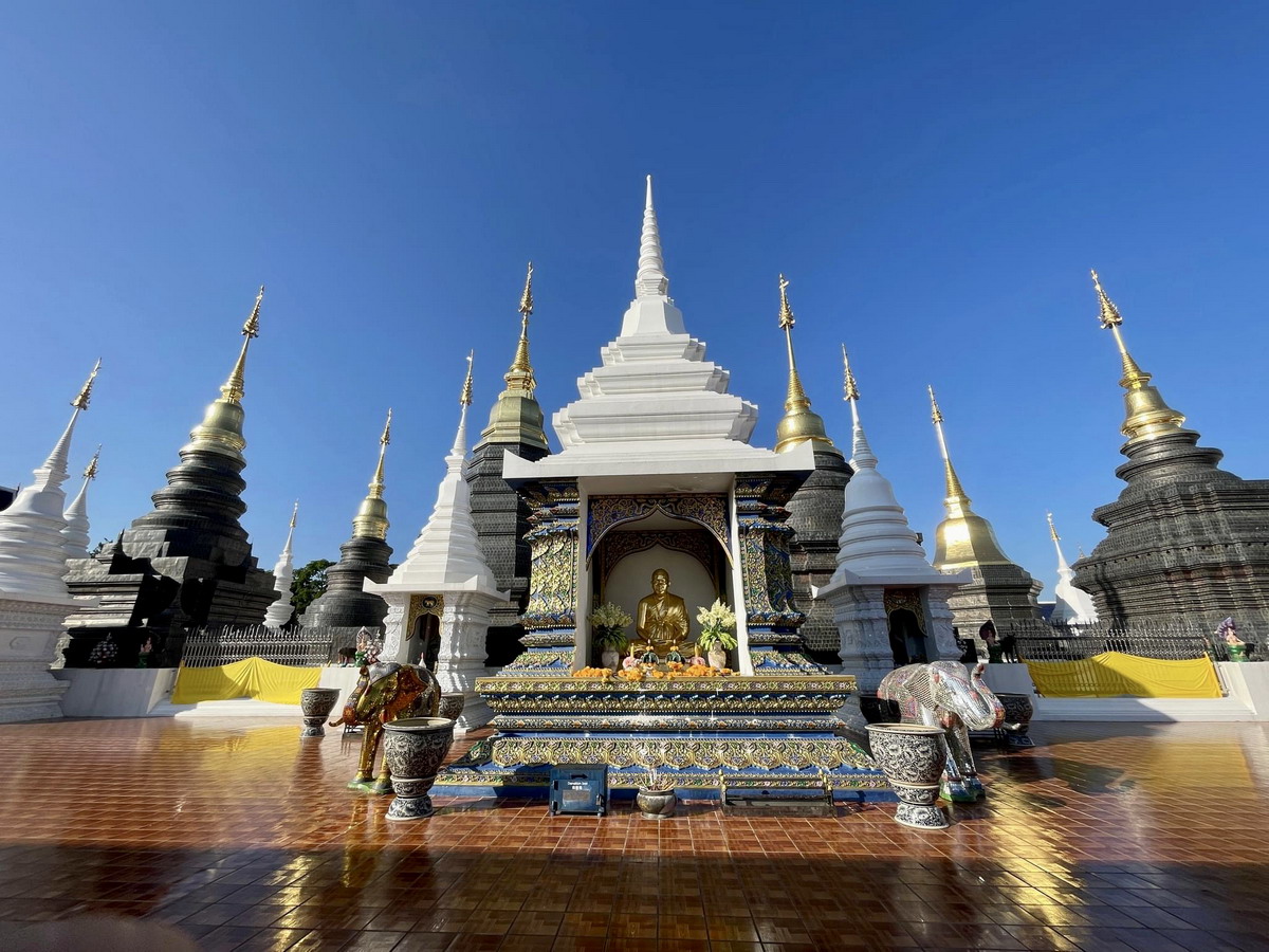 【泰國清邁府旅遊】清邁藍廟 Wat Ban Den：佔地12.8萬平方公尺超廣大，藍色屋頂漂亮的寺殿群，莊嚴肅穆好拍照，清邁聞名佛教廟宇 5349