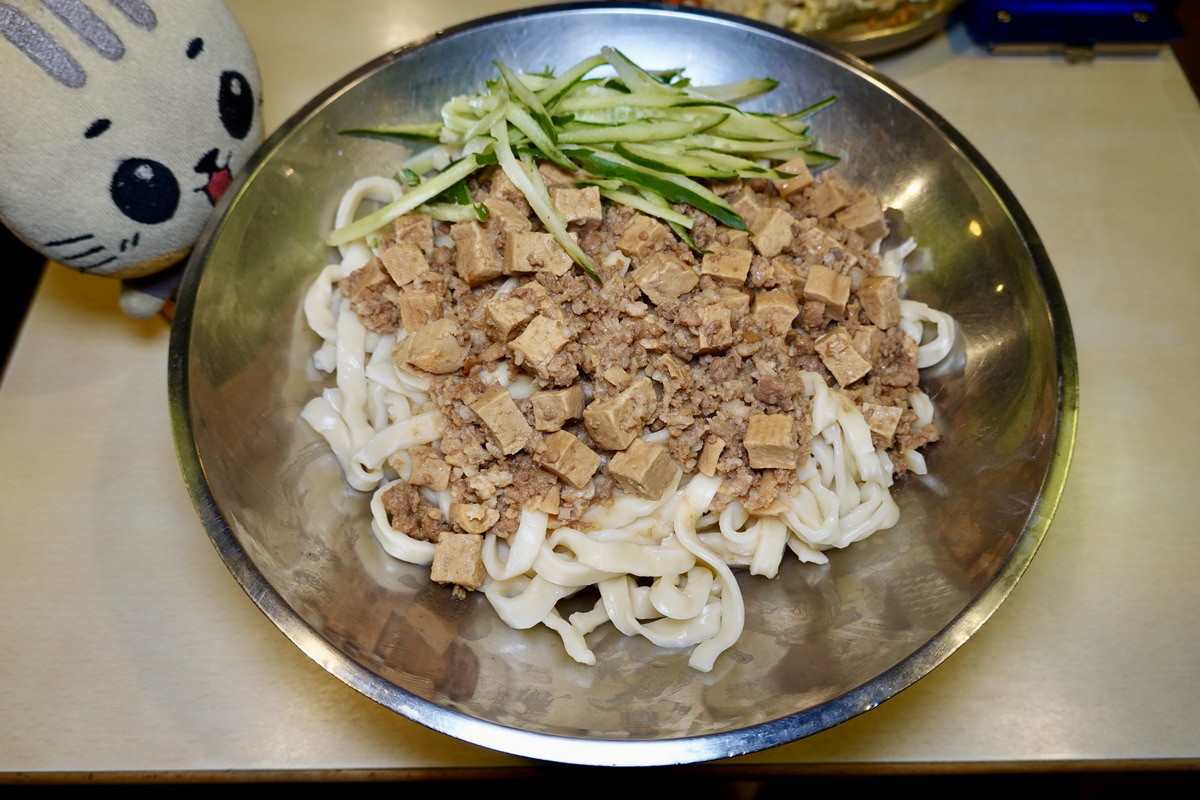 網站近期文章：【台北忠孝新生站美食】銀記手擀刀切牛肉麵 2026：大胃王挑戰，沒事不要隨便點大碗炸醬麵，光華商場商圈平價麵店，民國歷史人物主題餐廳 7410