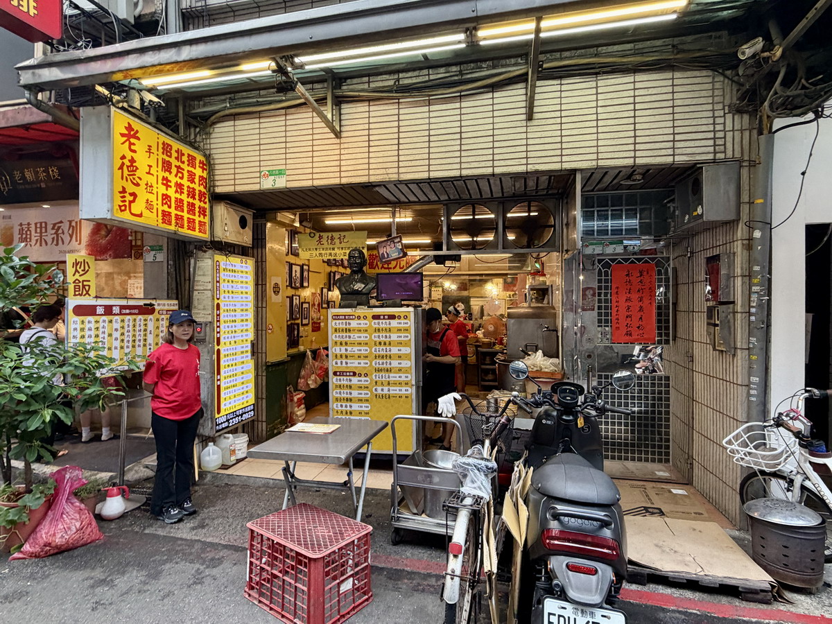 【台北忠孝新生站美食】銀記手擀刀切牛肉麵 2026:大胃王挑戰,沒事不要隨便點大碗炸醬麵,光華商場商圈平價麵店,民國歷史人物主題餐廳 7410 【台北忠孝新生站美食】銀記手擀刀切牛肉麵 2026:大胃王挑戰,沒事不要隨便點大碗炸醬麵,光華商場商圈平價麵店,民國歷史人物主題餐廳 7410