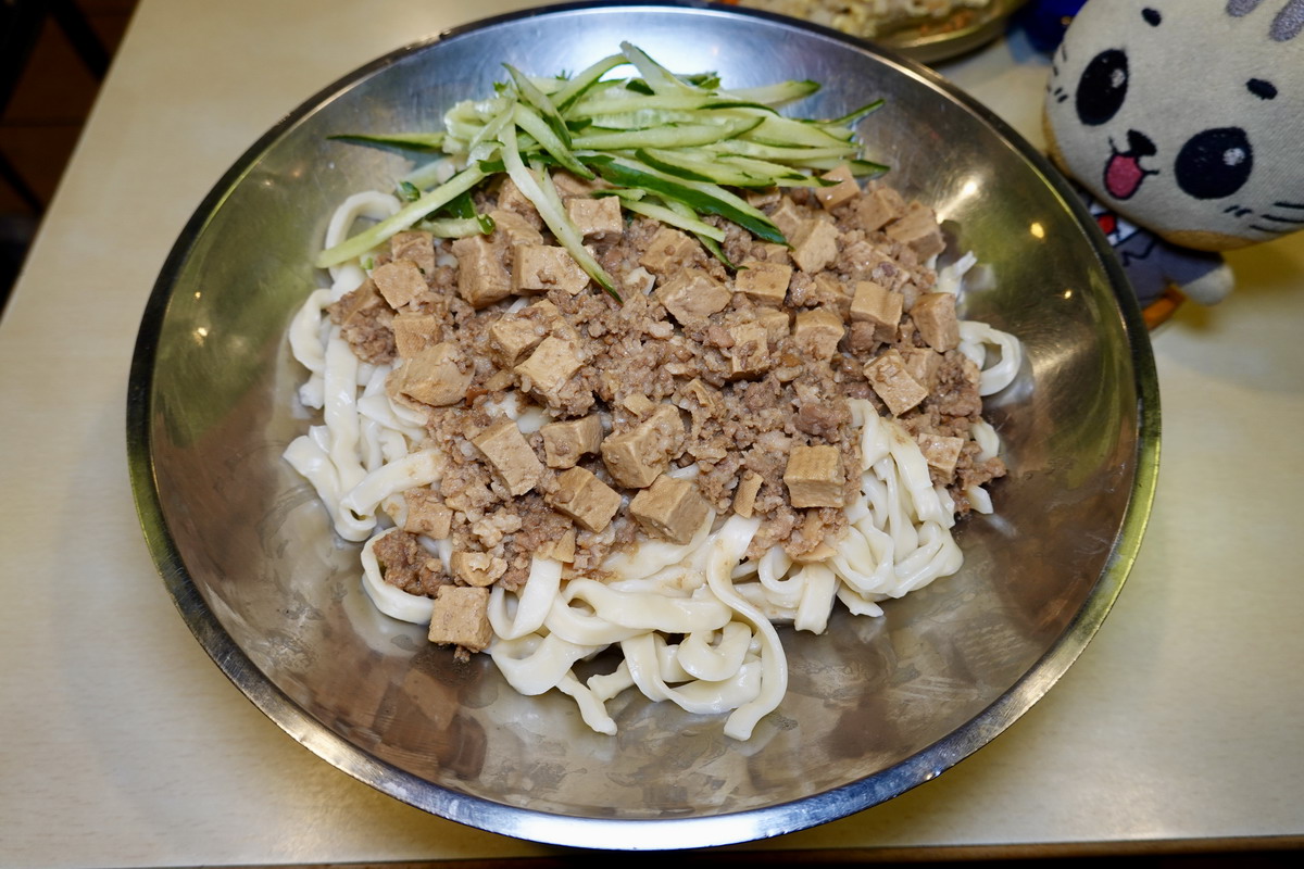 【台北忠孝新生站美食】銀記手擀刀切牛肉麵 2026:大胃王挑戰,沒事不要隨便點大碗炸醬麵,光華商場商圈平價麵店,民國歷史人物主題餐廳 7410 【台北忠孝新生站美食】銀記手擀刀切牛肉麵 2026:大胃王挑戰,沒事不要隨便點大碗炸醬麵,光華商場商圈平價麵店,民國歷史人物主題餐廳 7410