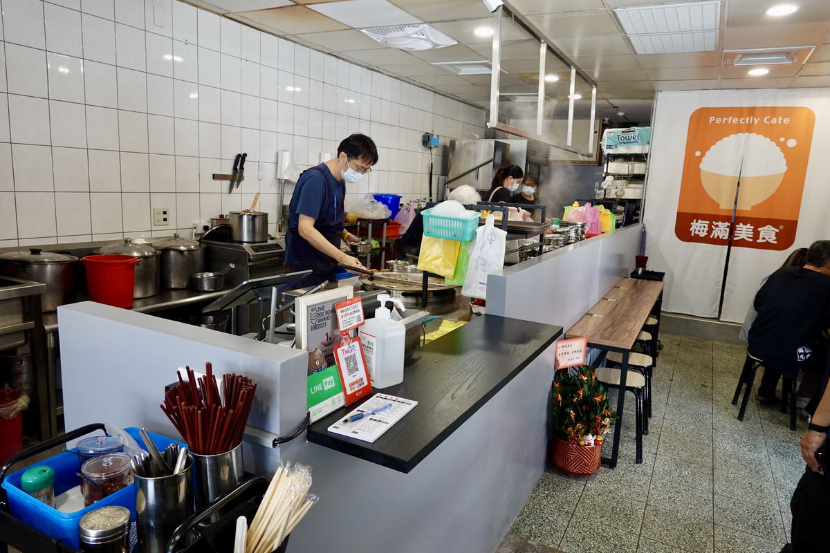 【台北圓山站美食】梅滿美食 2025：焢肉就是要吃這種油亮亮的傳統古早味啦！1974年創業，大龍峒老牌客家美食 6900
