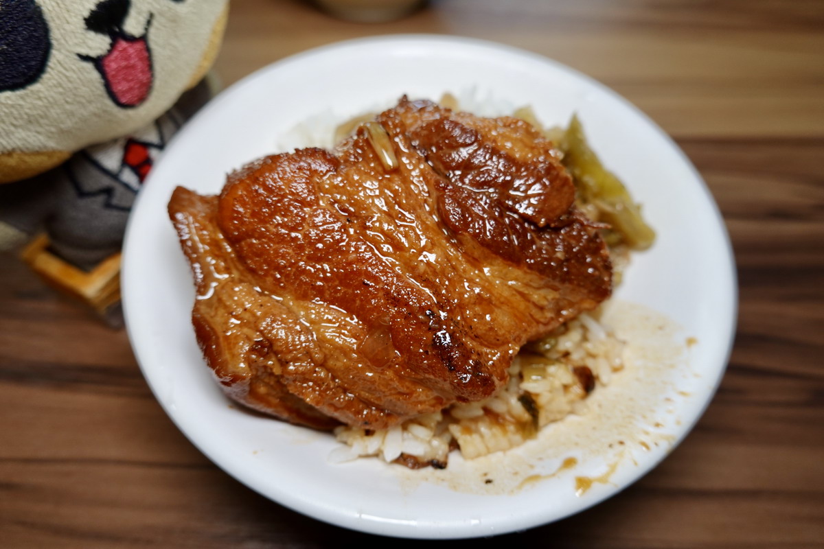 【台北圓山站美食】梅滿美食 2025：焢肉就是要吃這種油亮亮的傳統古早味啦！1974年創業，大龍峒老牌客家美食 6900