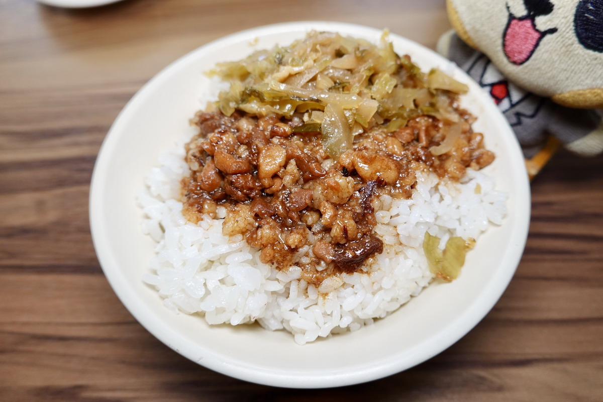 【台北圓山站美食】梅滿美食 2025：焢肉就是要吃這種油亮亮的傳統古早味啦！1974年創業，大龍峒老牌客家美食 6900