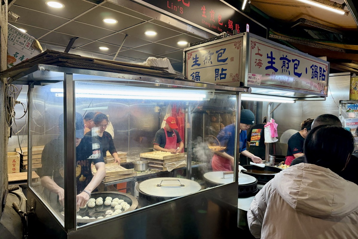 【台北信義安和站美食】林記上海生煎包鍋貼 2026：夜市老牌生煎包與偽裝成煎餃的鍋貼，臨江街夜市人氣排隊攤 7190