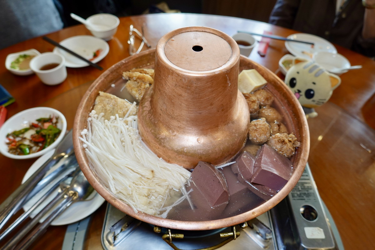 【台北信義安和站美食】成家小館仁愛店 2026：40年老牌酸菜白肉鍋加熱炒菜，經濟實惠適合親友聚餐，吃得到賽螃蟹 7292