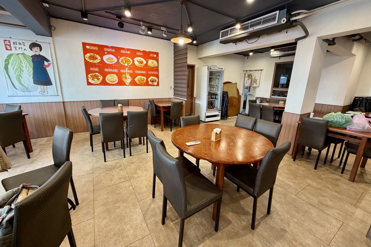 【台北信義安和站美食】成家小館仁愛店 2026：40年老牌酸菜白肉鍋加熱炒菜，經濟實惠適合親友聚餐，吃得到賽螃蟹 7292