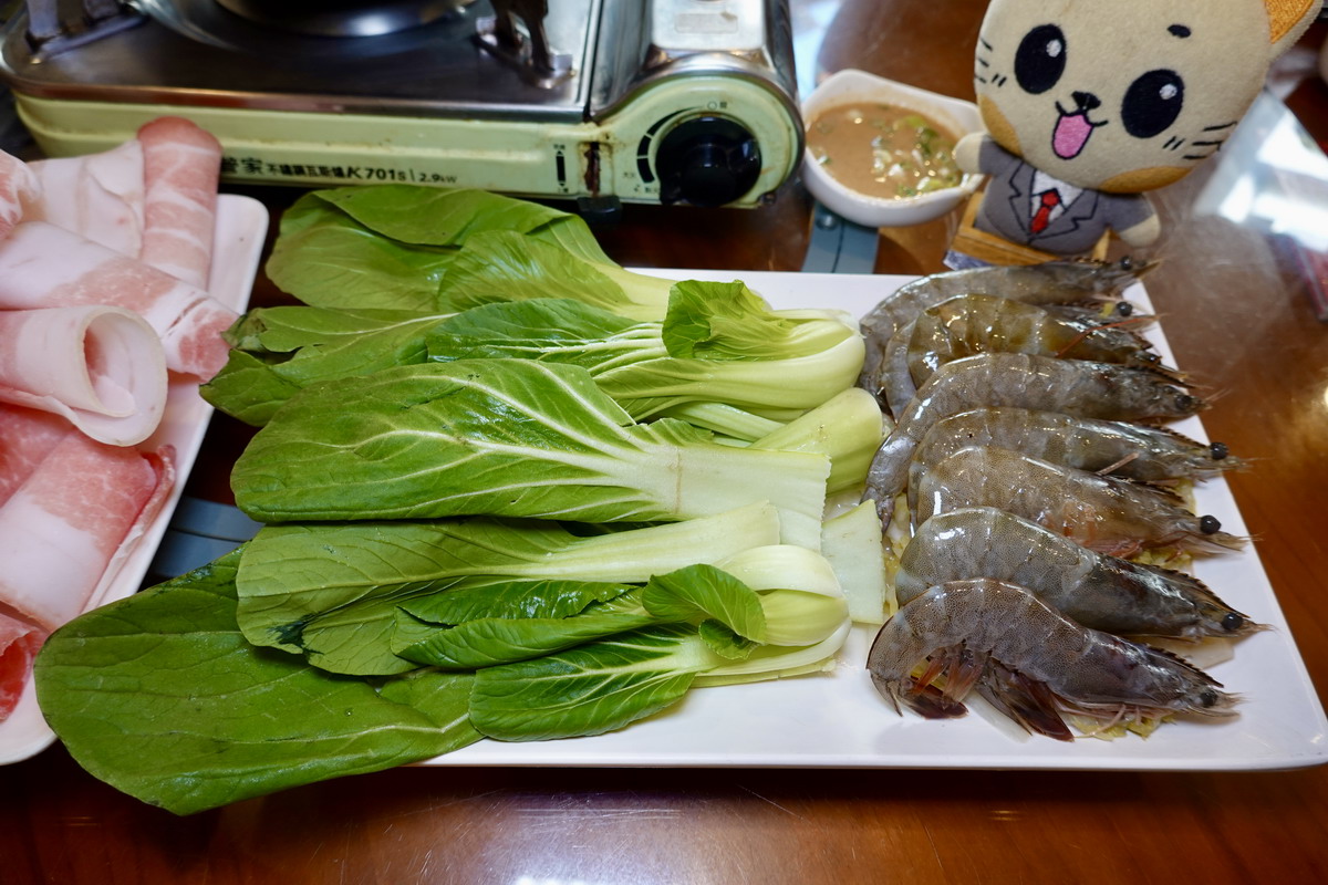 【台北信義安和站美食】成家小館仁愛店 2026：40年老牌酸菜白肉鍋加熱炒菜，經濟實惠適合親友聚餐，吃得到賽螃蟹 7292