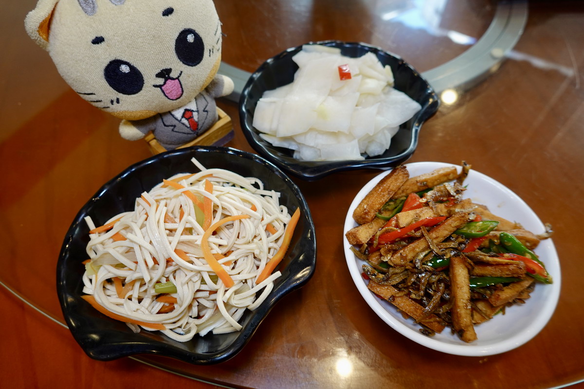 【台北信義安和站美食】成家小館仁愛店 2026：40年老牌酸菜白肉鍋加熱炒菜，經濟實惠適合親友聚餐，吃得到賽螃蟹 7292