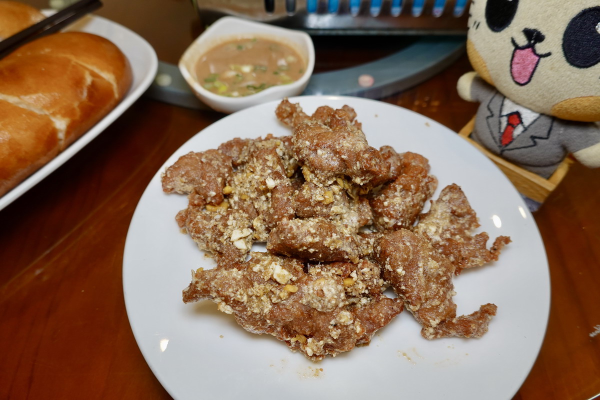 【台北信義安和站美食】成家小館仁愛店 2026：40年老牌酸菜白肉鍋加熱炒菜，經濟實惠適合親友聚餐，吃得到賽螃蟹 7292