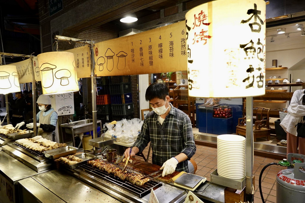 【台北士林站美食】本地人和觀光客一起排隊，燒烤杏鮑菇 2023：士林夜市慈諴宮旁、大南路上人氣攤販 5635 @貓大爺