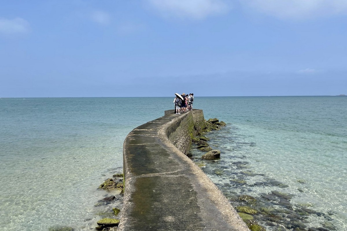 【澎湖白沙鄉旅遊】後寮秘境天堂路：超療癒！擁抱碧海藍天，排隊上天堂！澎湖超熱門打卡景點，後寮海灘堤防變身網美景點，清澈大海配藍天白雲，美照拍不完 5683 @貓大爺