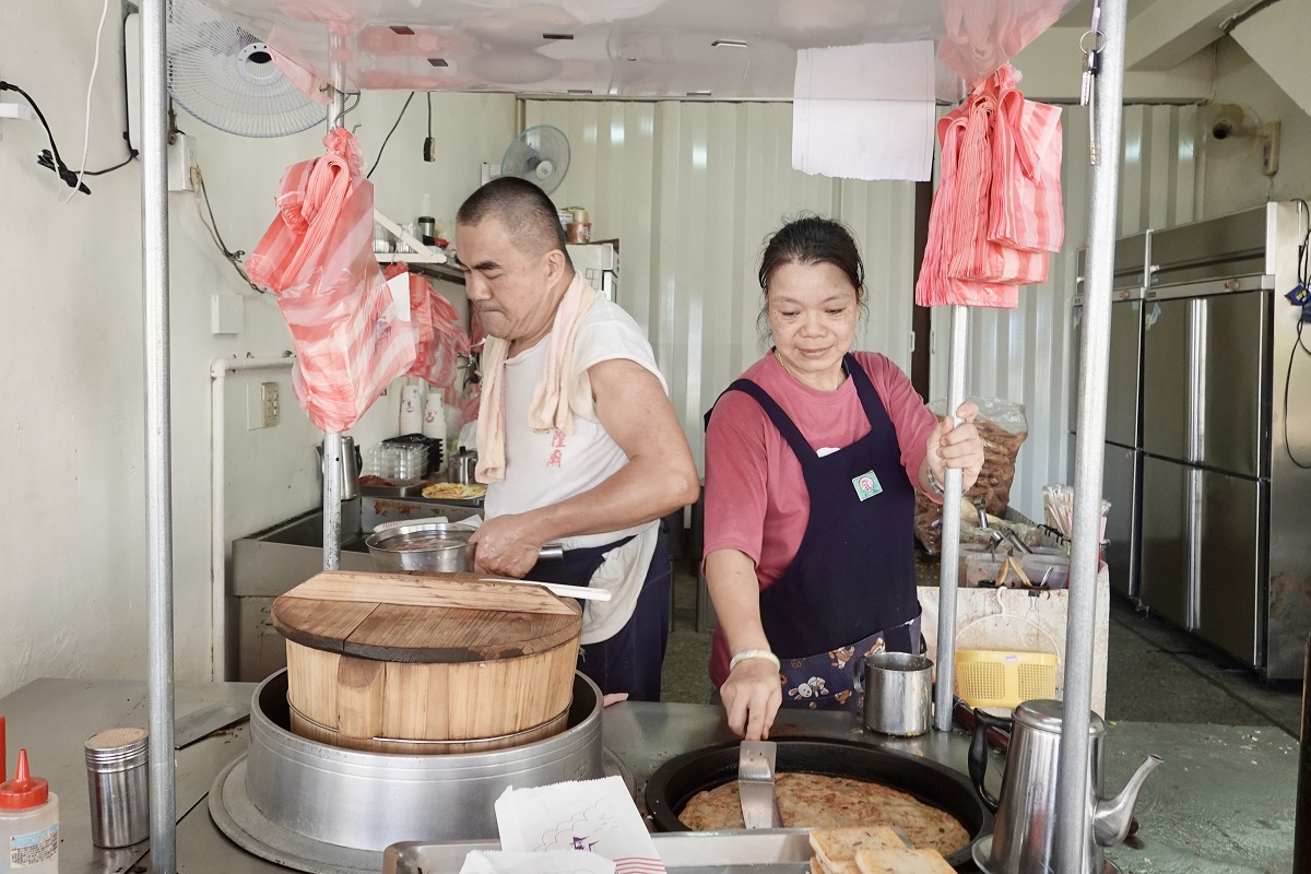 【台北市政府站美食】上順興香Q飯糰 2024：巨無霸蔥油餅加蛋包飯糰重出江湖，買一份抵兩餐，歇業1年後老闆閒不住 6519