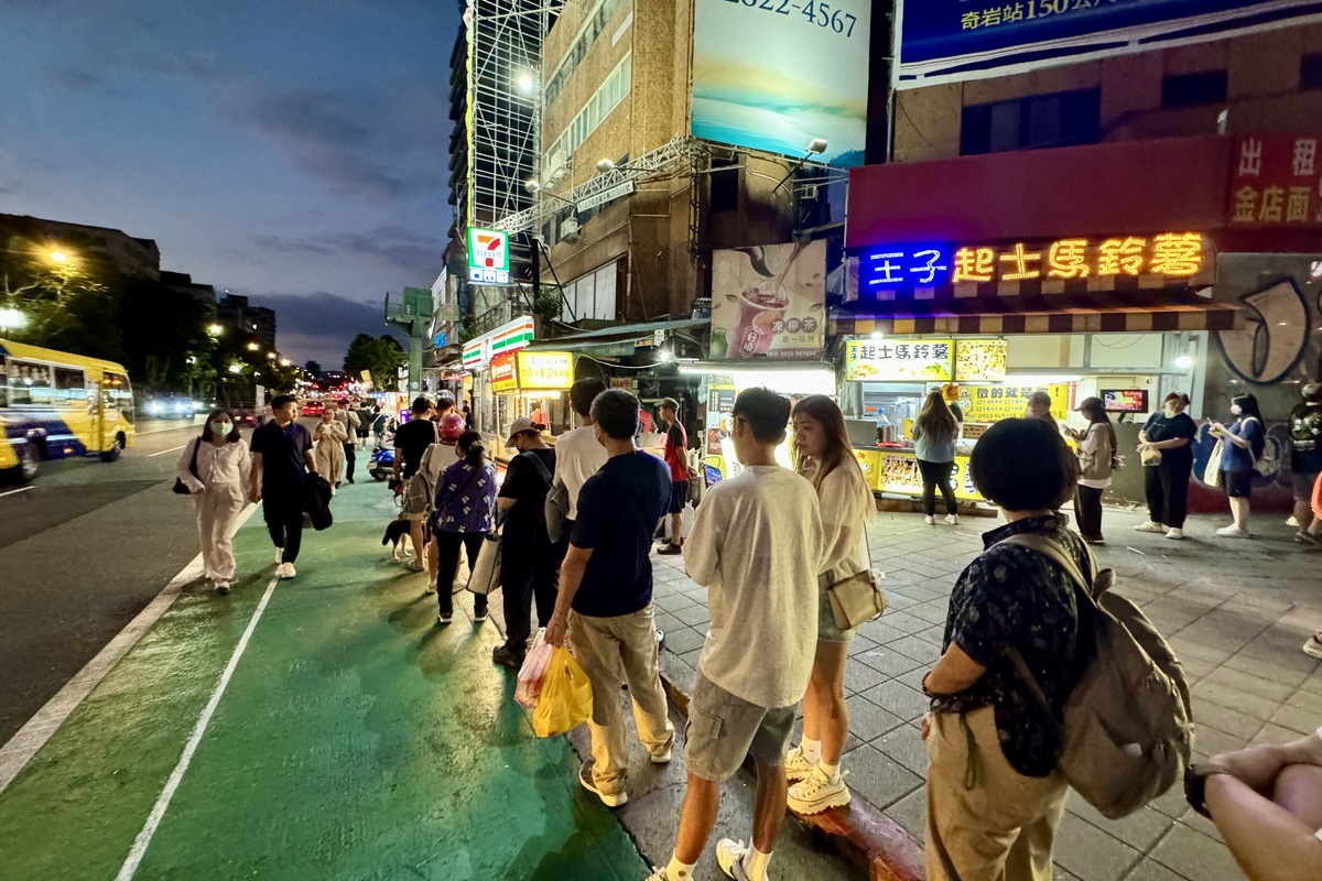 【台北劍潭站美食】維縈家鄉碳烤雞排士林店 2024：台灣人不願面對的這一天終於還是來了，一塊雞排100元！士林夜市人氣排隊碳烤炸雞排 6585