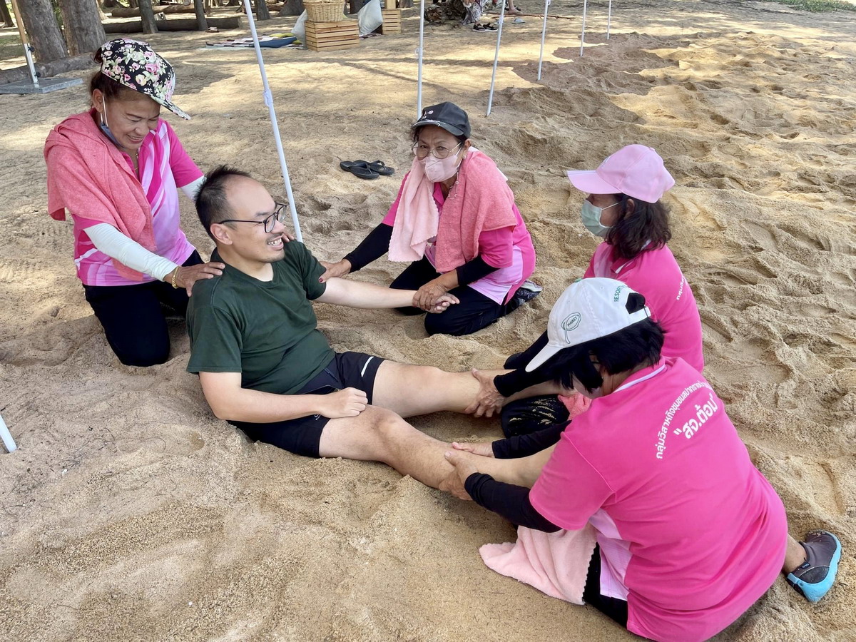 【泰國普吉島旅遊】全部抬去埋了！普吉島邁考海灘特色沙浴體驗 Mai Khao Beach’s Sand Spa：奇妙的沙浴、海灘跑道頭看飛機降落、還可享用當地美食 5723