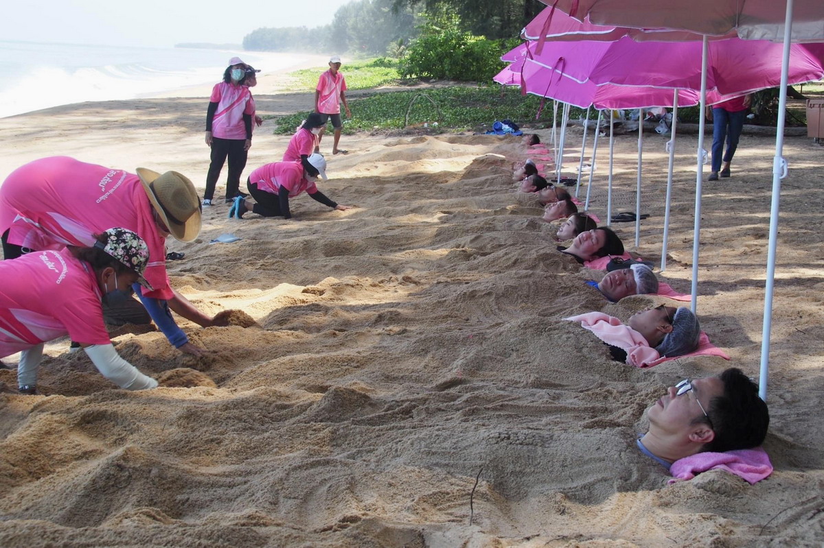 【泰國普吉島旅遊】全部抬去埋了！普吉島邁考海灘特色沙浴體驗 Mai Khao Beach’s Sand Spa：奇妙的沙浴、海灘跑道頭看飛機降落、還可享用當地美食 5723
