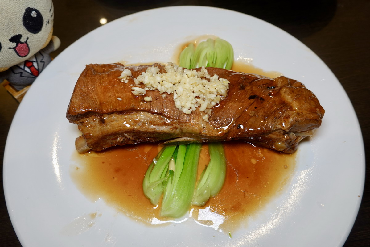 【台北小巨蛋站美食】花娘小館 2026：輝達 Nvidia 創辦人黃仁勳超級愛店，每次回台必訪，最愛蒼蠅頭，經濟實惠家常菜（附訂位及完整菜單）7249