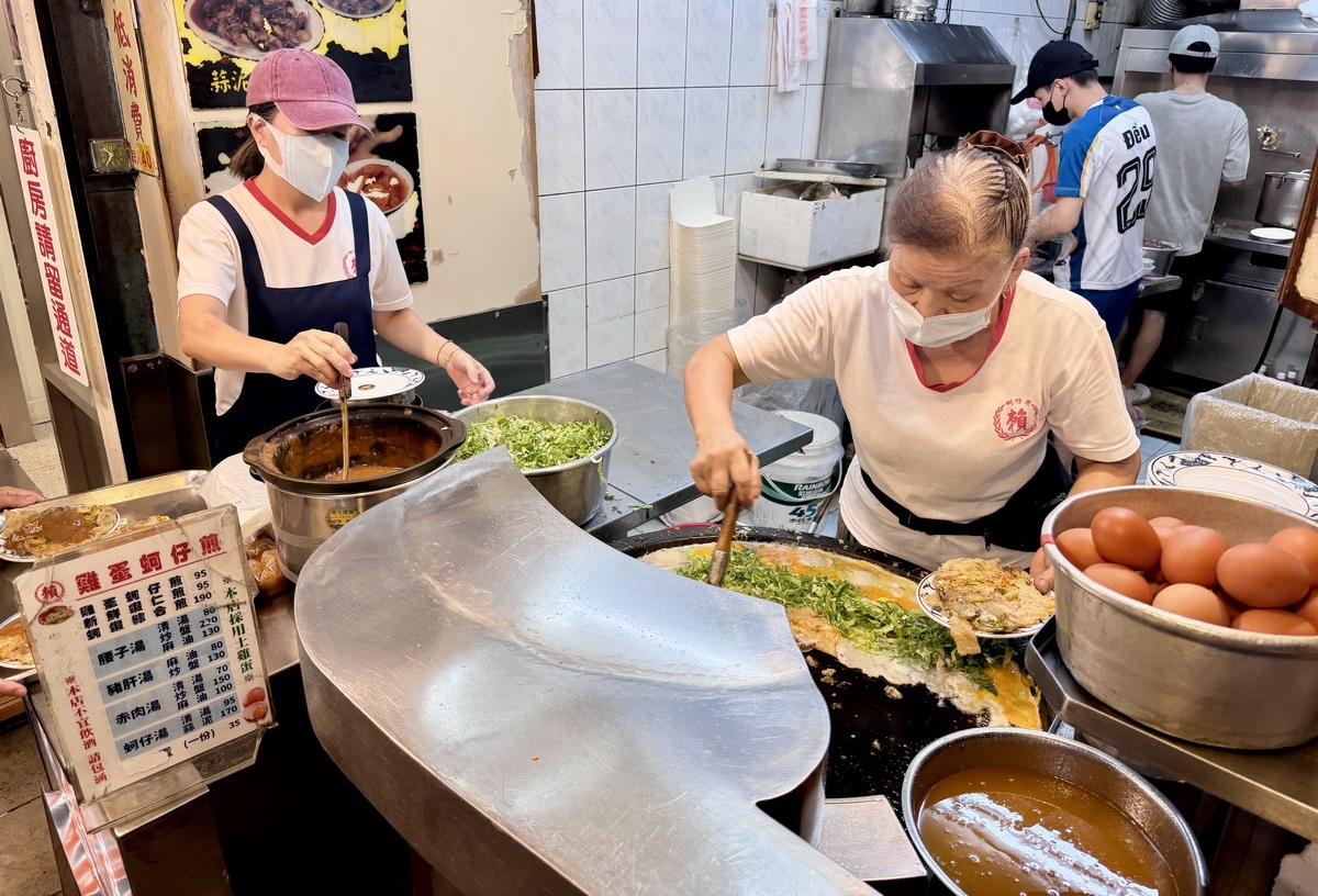 【台北寧夏夜市美食】賴雞蛋蚵仔煎 2026：蚵仔煎價錢天花板，寧夏夜市昔日排隊霸主，小吃店卻是餐館的價錢，漲價跑第一 7480
