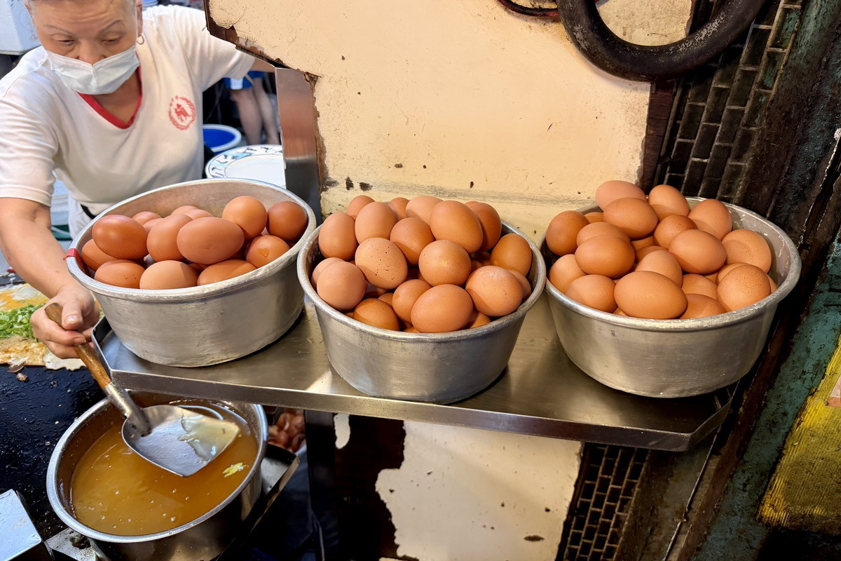 【台北寧夏夜市美食】賴雞蛋蚵仔煎 2026：蚵仔煎價錢天花板，寧夏夜市昔日排隊霸主，小吃店卻是餐館的價錢，漲價跑第一 7480