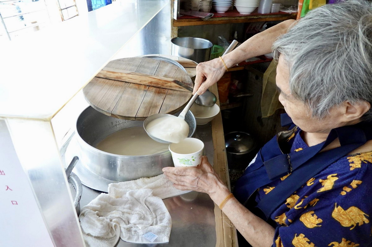 【台北龍山寺站美食】原西園橋下燒餅油條豆漿：阿公阿嬤經營的傳統豆漿店，萬華在地人的早餐，便宜吃燒餅油條和飯糰，配上豆漿很划算 5808