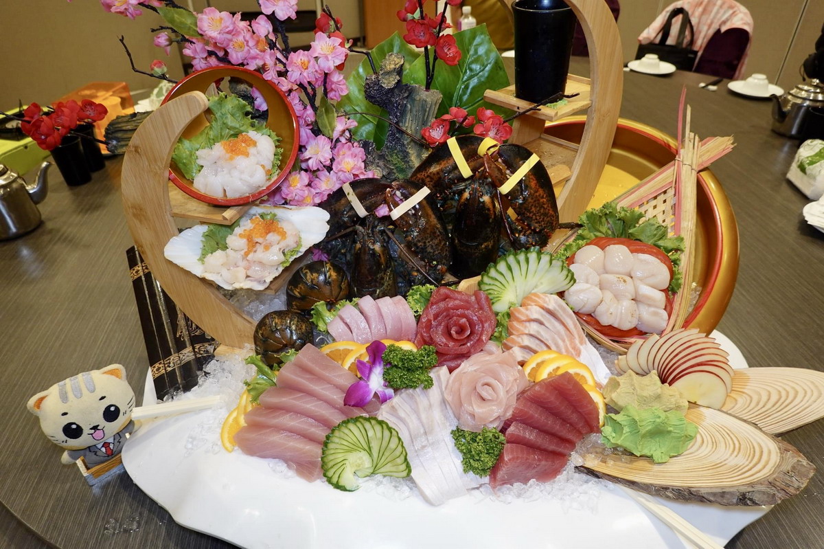 【新北三峽美食】東街日本料理三峽店：桌菜每一盤都比浮誇的，生魚片比厚的、蝦子比大的、鮮魚比肥的、價錢比便宜的，澎湃新鮮台式日本料理，三峽人福氣啦！5814